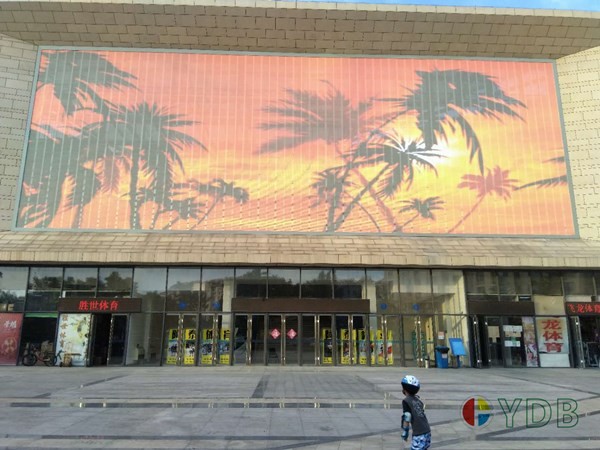利亞德智慧顯示—青島城陽區(qū)體育館格柵屏安裝項(xiàng)目